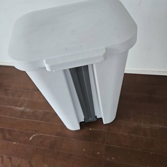 基地内購入 白いダストボックス  ごみ箱の画像