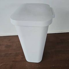 基地内購入 白いダストボックス  ごみ箱の画像