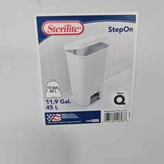 基地内購入 白いダストボックス  ごみ箱の画像