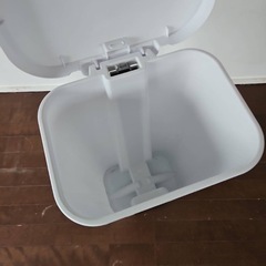 基地内購入 白いダストボックス  ごみ箱の画像