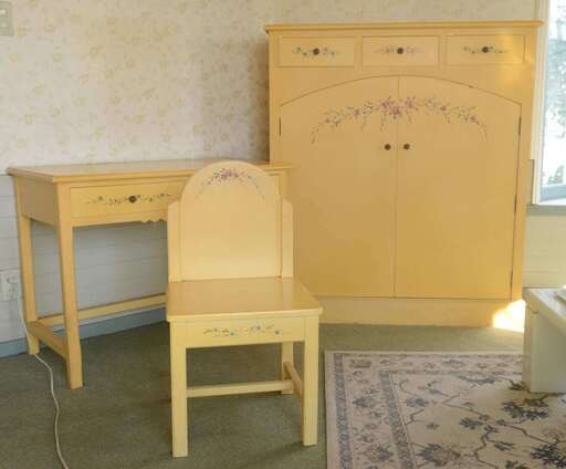 可愛いイエロー色の机・椅子・収納の三点セット（中古品）子供部屋用にも良き感じです♪