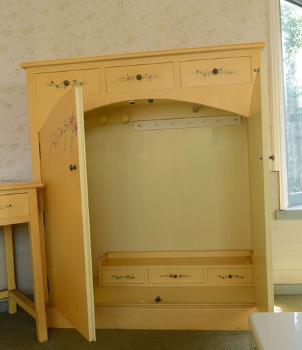 可愛いイエロー色の机・椅子・収納の三点セット（中古品）子供部屋用にも良き感じです♪