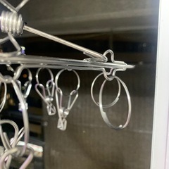 メタリックなハンガーの画像