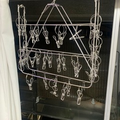 メタリックなハンガーの画像