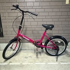 車のラゲッジルームにコンパクトに積めて行き先で重宝する折りたたみ自転車 の画像