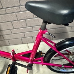 車のラゲッジルームにコンパクトに積めて行き先で重宝する折りたたみ自転車 の画像