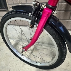 車のラゲッジルームにコンパクトに積めて行き先で重宝する折りたたみ自転車 の画像