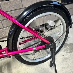 車のラゲッジルームにコンパクトに積めて行き先で重宝する折りたたみ自転車 の画像