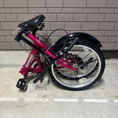 車のラゲッジルームにコンパクトに積めて行き先で重宝する折りたたみ自転車 の画像