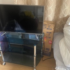 テレビ台とテレビのセットの画像