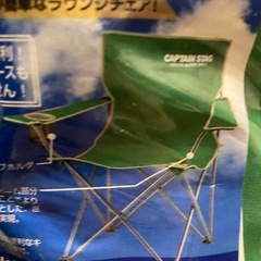 キャンプ用折りたたみ椅子と火鉢のセットの画像