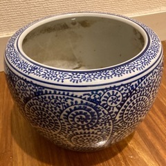 キャンプ用折りたたみ椅子と火鉢のセットの画像