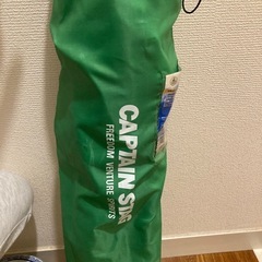 キャンプ用折りたたみ椅子と火鉢のセットの画像