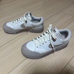 NIKEスニーカー23.5cm ウィメンズ コートレガシー リフト DM7590-105の画像