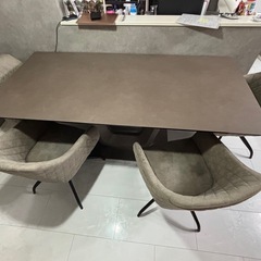 セラミックダイニングテーブルの画像
