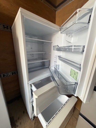 NO B636?福岡市内配送設置無料✨?冷蔵庫 ウォームホワイト AQR-27K-W [272L /3ドア /右開きタイプ] [冷凍室