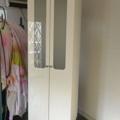 ロングコートも楽々収納出来るタンスです。の画像