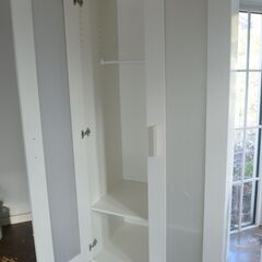 衣類収納お洒落な白いタンスの画像