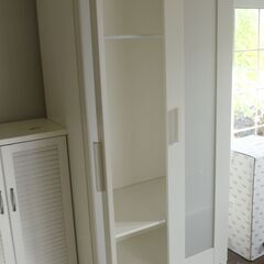 衣類収納お洒落な白いタンスの画像