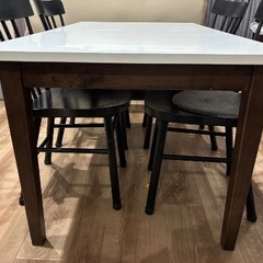 ダイニングテーブルの画像