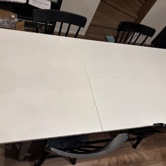 ダイニングテーブルの画像