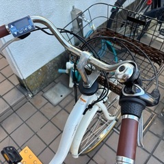 引き取り限定！試乗OK【美品／ほぼ未使用】YAMAHA PAS With 26インチ 電動アシスト自転車 ホワイト（ブラウンサドル）整備済の画像
