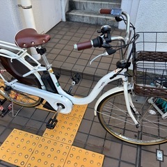 引き取り限定！試乗OK【美品／ほぼ未使用】YAMAHA PAS With 26インチ 電動アシスト自転車 ホワイト（ブラウンサドル）整備済の画像