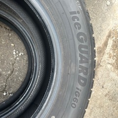 ヨコハマiG60 215/65R16 22年製　バリ溝9分山 スタッドレス　アルファードヴェルファイアエクストレイルエルグランドフォレスター等の画像