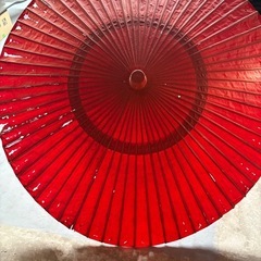 昔の大きな飾り傘　朱色　古風　茶屋傘の画像