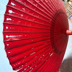 昔の大きな飾り傘　朱色　古風　茶屋傘の画像