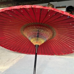 昔の大きな飾り傘　朱色　古風　茶屋傘の画像