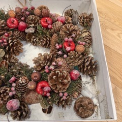 クリスマスリース 松ぼっくりとフルーツの画像