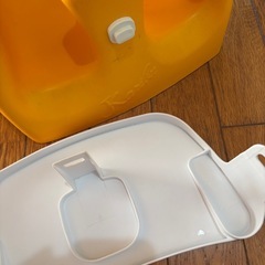 Karibu カリブ ベビー用チェア トレイ付き オレンジの画像