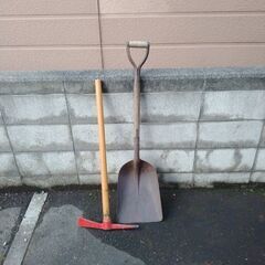 スコップ　ツルハシの画像