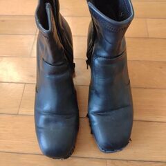 冬ブーツ、白ローファーの画像