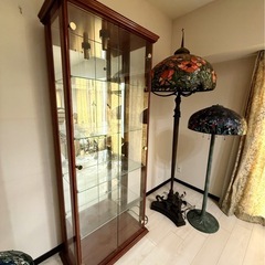 ガラス飾り棚の画像