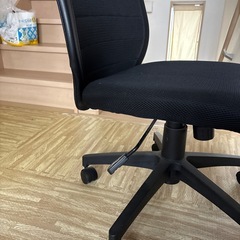 黒い回転椅子の画像