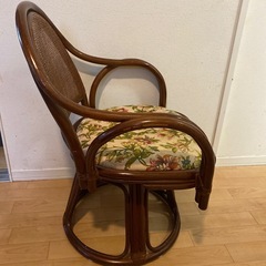昭和レトロ 回転式ラタンチェア 花柄 アームチェアの画像