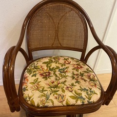 昭和レトロ 回転式ラタンチェア 花柄 アームチェアの画像