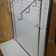 パネル式ハンガーラック・傾斜ハンガー３本付・洋服掛け・ネット付・キャスター付き・０２の画像