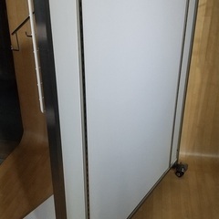 パネル式ハンガーラック・傾斜ハンガー３本付・洋服掛け・ネット付・キャスター付き・０２の画像