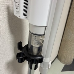 掃除機と掃除機ラックの画像