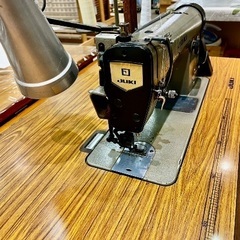 JUKI 工業用ミシン 木目調テーブル付の画像