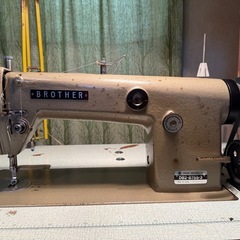 【GO-1295】ブラザー 職業用ミシン DB2-B755-3 台付きの画像