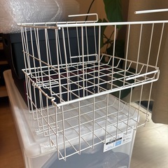 おしゃれなホワイトスチールラックの画像