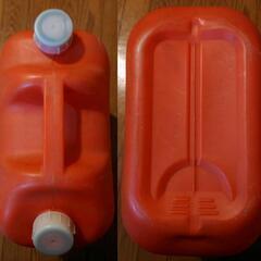 [２個]灯油ポリタンク１８リットル規格。赤色。ジャンクの画像