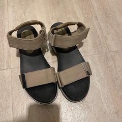 earth ベージュサンダルの画像