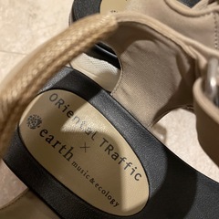 earth ベージュサンダルの画像