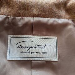 ベージュジャケットの画像