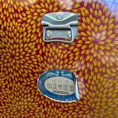 レトロな座布団缶の画像